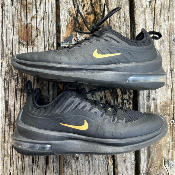 Nike Air Max Axis Women’s Black & Metallic Gold Running Athletic Shoes Size 6.5 - Picture 3 of 8